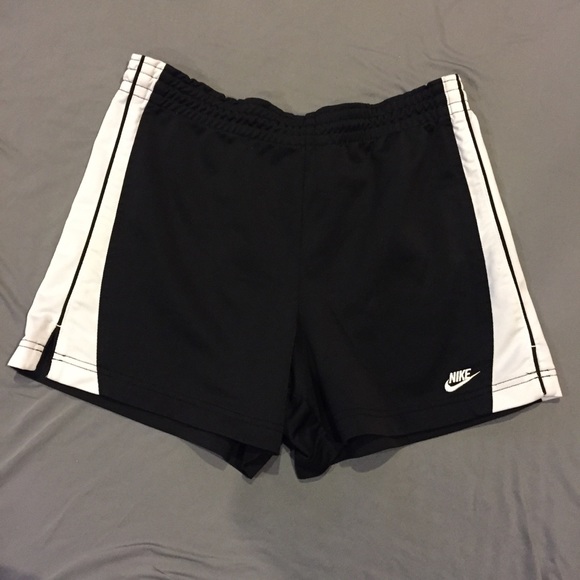 Girls Nike Shorts - Picture 2 of 4